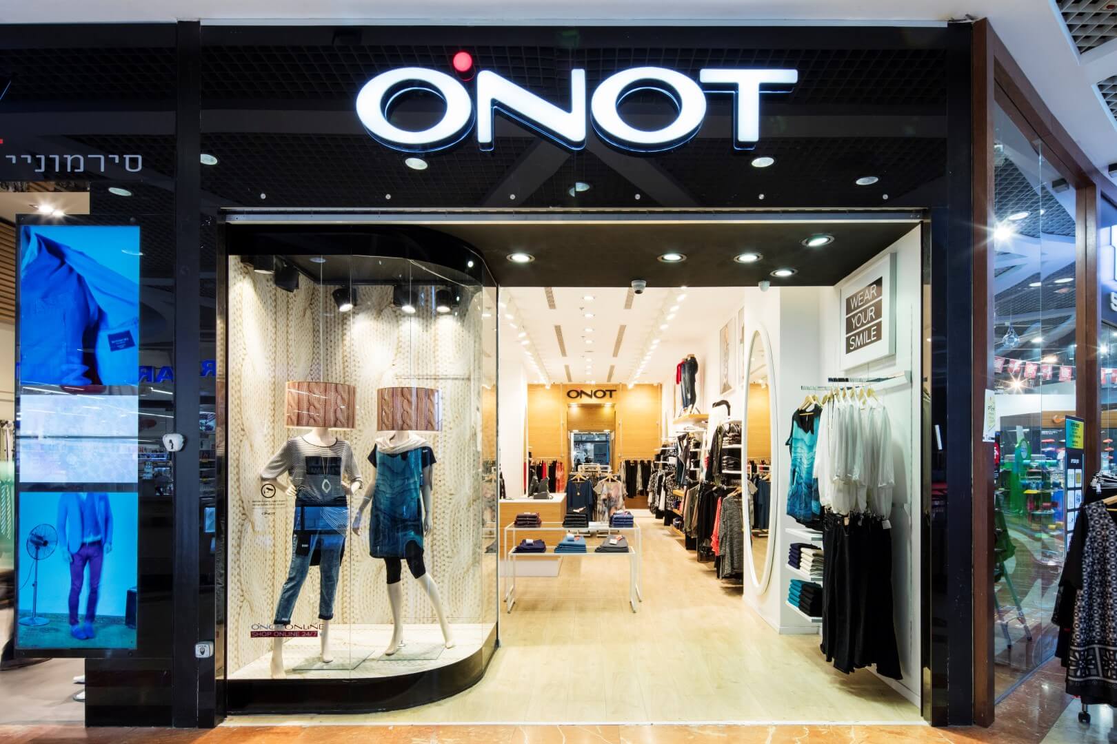 כניסה לחנות עונות – חלון הראווה משמאל, הכניסה מימין.הלקוחות זורמים בטבעיות אל צד הכוח של החנות. עיצוב: אורי ביטון