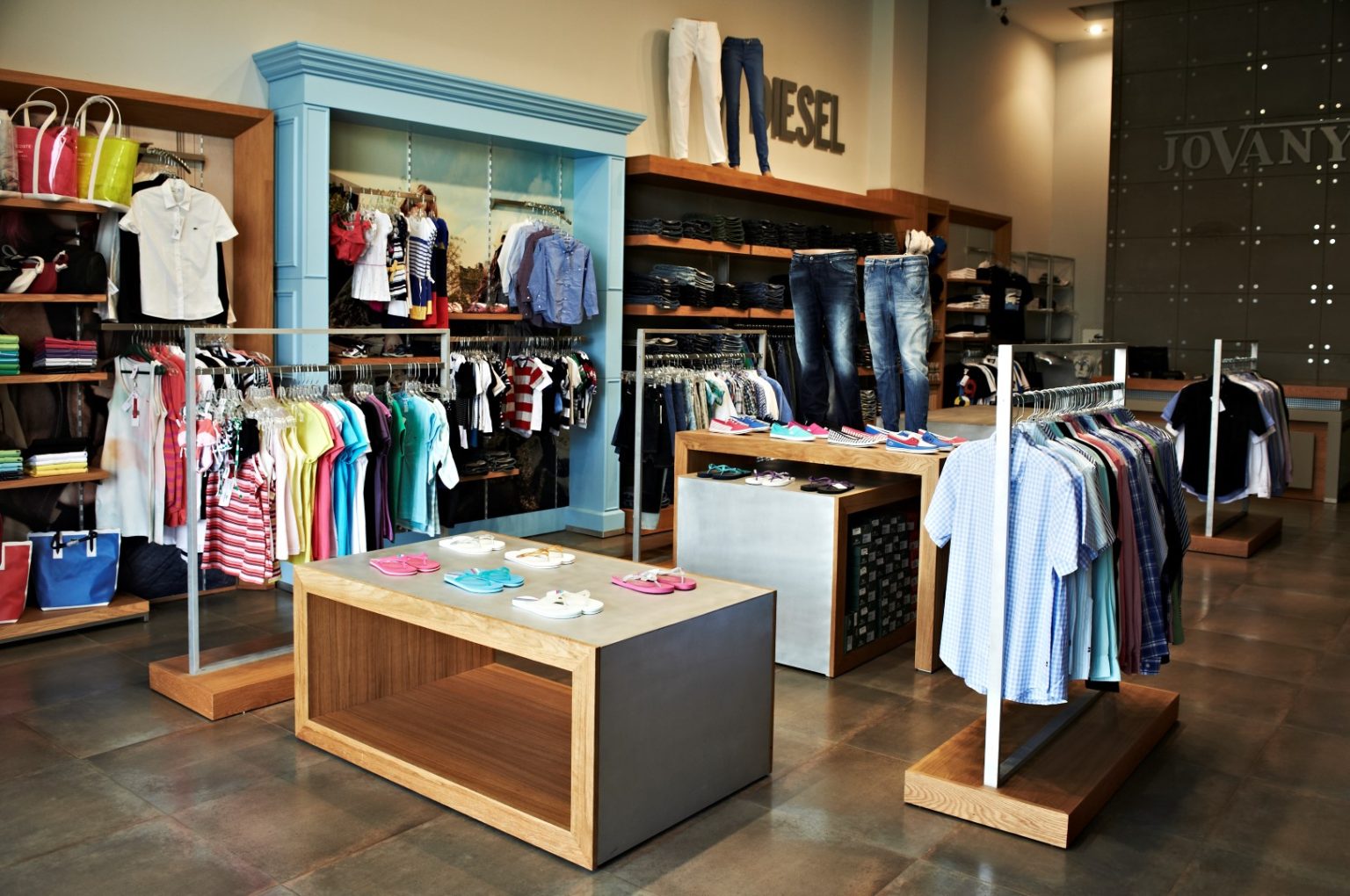 שולחן פרומו בחנות האופנה - JOVANY